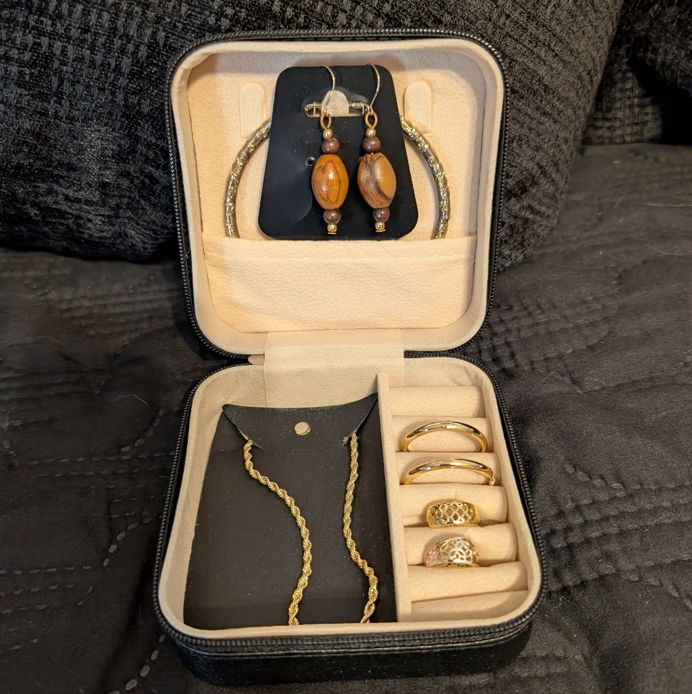 Fashion Jewelry. Gold and Brown Jewelry Set with Earrings. NWOT.